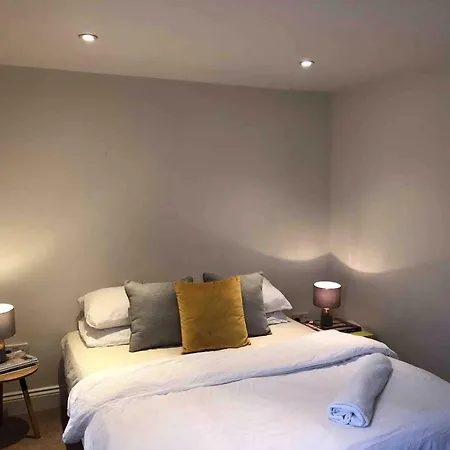 Central London Charming Camden Split Level Home